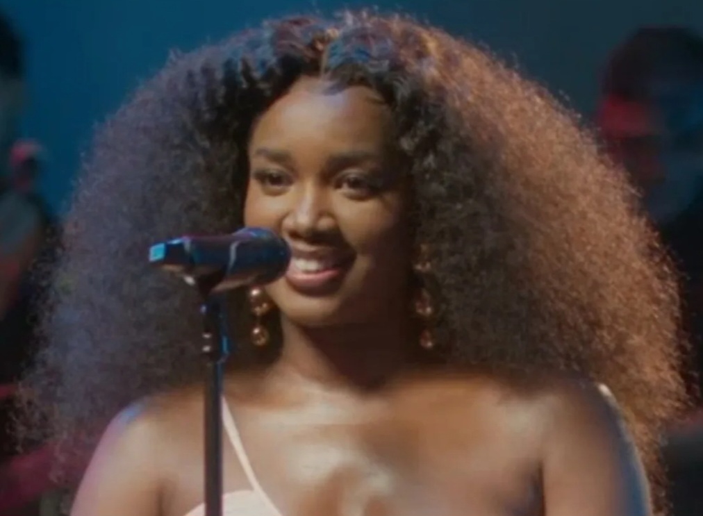 IZA faz live sensível com performances para confirmar gravidez: “Vem aí o mini talismã”