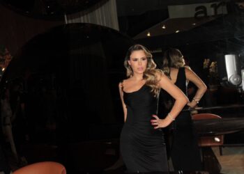 Camila Pimenta estreia na Mostra Artefacto na edição de 50 anos da marca e transforma vitrine em arquitetura
