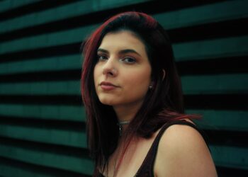 Aléxia: artista se apresenta no Manifesto bar (SP) com o lançamento do álbum “Garra”
