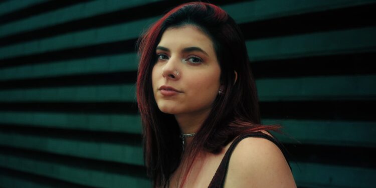 Aléxia: artista se apresenta no Manifesto bar (SP) com o lançamento do álbum “Garra”