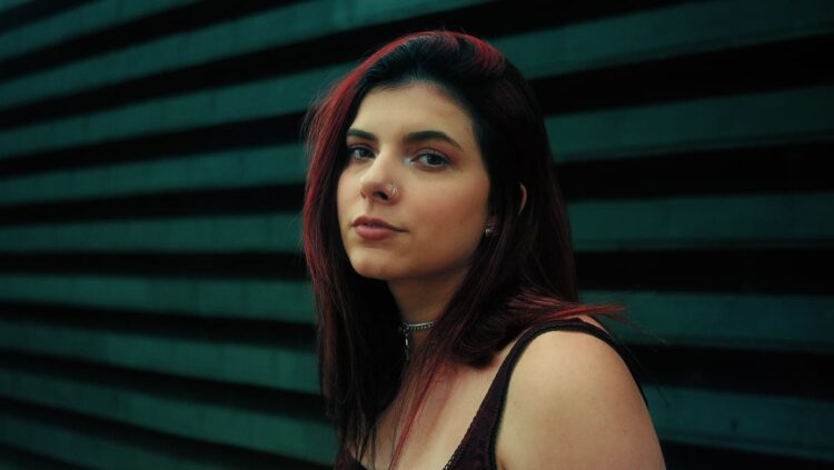 Aléxia: artista se apresenta no Manifesto bar (SP) com o lançamento do álbum “Garra”