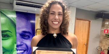 Carina Santi é homenageada na Alesp e reforça protagonismo feminino dentro e fora dos tatames