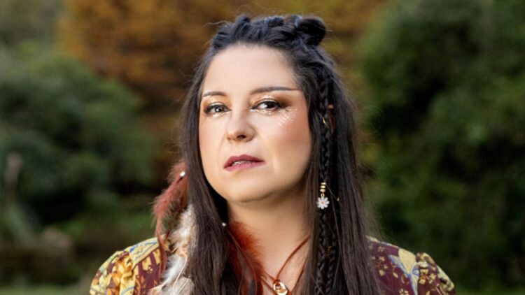 Sylvestra Bianchi lança “Camomila”, faixa inspirada em saberes ancestrais e cura emocional