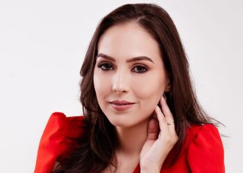 Julia Roque fortalece a gestão contábil de profissionais da saúde com foco em especialização e eficiência