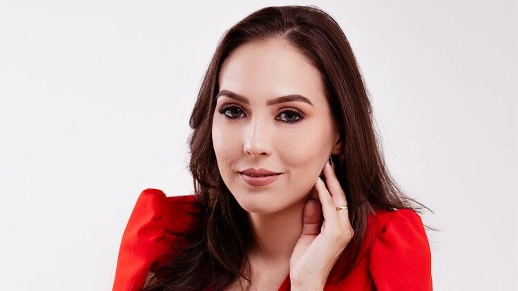 Julia Roque fortalece a gestão contábil de profissionais da saúde com foco em especialização e eficiência