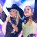 Mari Fernandez recebe Viviane Batidão com muito rock doido em palco no Pará