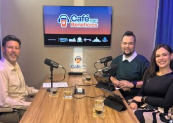 Como o podcast Café com Benefícios redefine o modelo de negócios de mídia regional