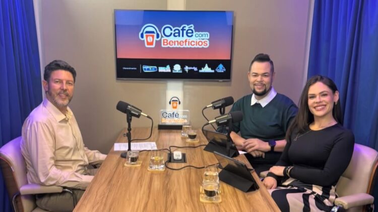 Como o podcast Café com Benefícios redefine o modelo de negócios de mídia regional