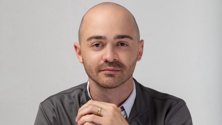 Dr. Bruno Henrique une formação internacional e experiência clínica no tratamento da dor e das disfunções da coluna