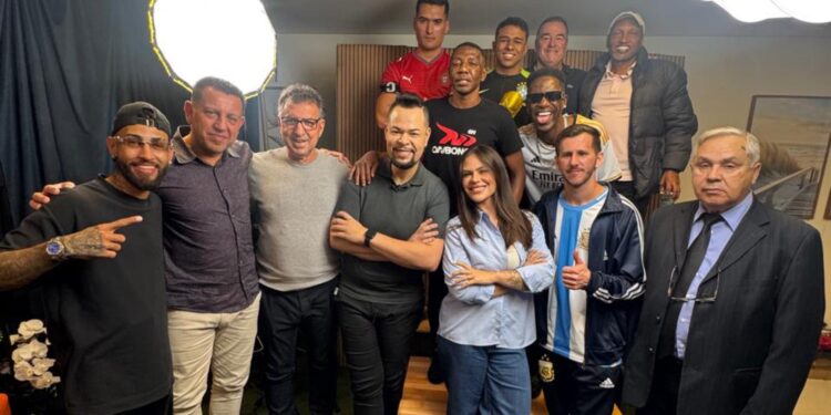 Café com Benefícios debate os bastidores da Copa do Mundo de 2026 em episódio especial com grandes nomes do futebol e sósias de craques nacionais e internacionais
