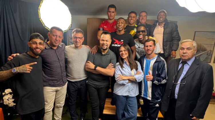 Café com Benefícios debate os bastidores da Copa do Mundo de 2026 em episódio especial com grandes nomes do futebol e sósias de craques nacionais e internacionais