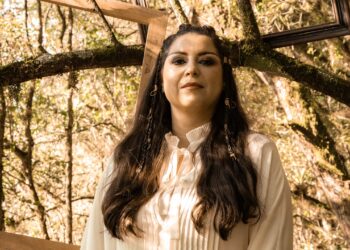 “Esquecemos Quem Somos”: Sylvestra Bianchi aborda as máscaras sociais e o caminho de volta para a própria essência em música na Coletânea Brasil Plural