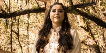 “Esquecemos Quem Somos”: Sylvestra Bianchi aborda as máscaras sociais e o caminho de volta para a própria essência em música na Coletânea Brasil Plural