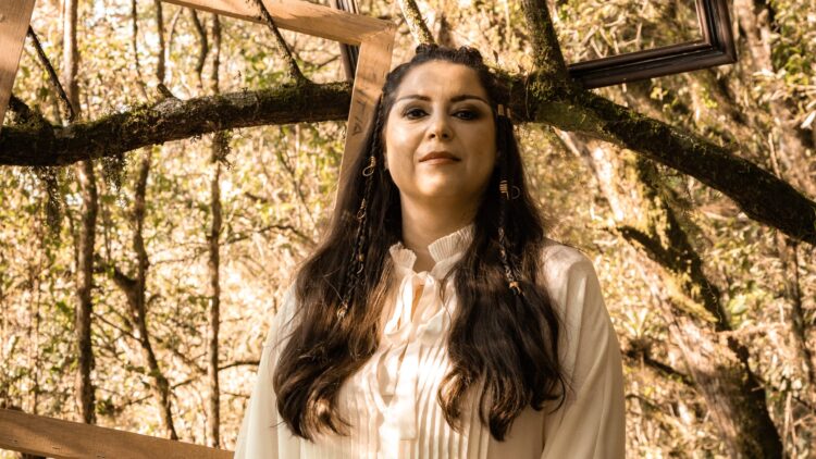 “Esquecemos Quem Somos”: Sylvestra Bianchi aborda as máscaras sociais e o caminho de volta para a própria essência em música na Coletânea Brasil Plural
